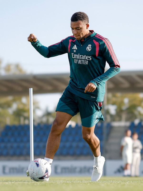 Kylian Mbappé kehrt mit On-Prototyp-Fußballschuhen ins Training von Real Madrid zurück